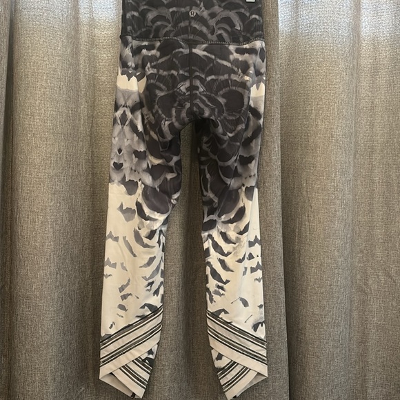 Lululemon leggings size 4 - Picture 2 of 4